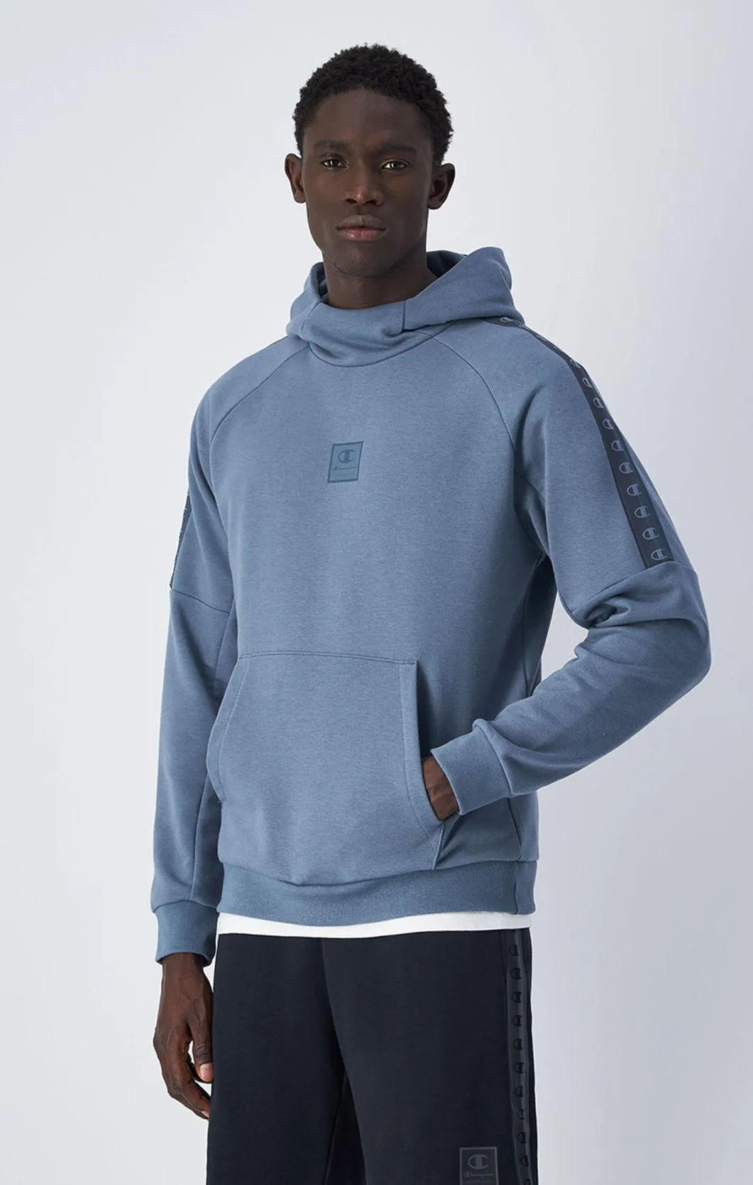 Sudadera con capucha y etiqueta tonal de peso medio