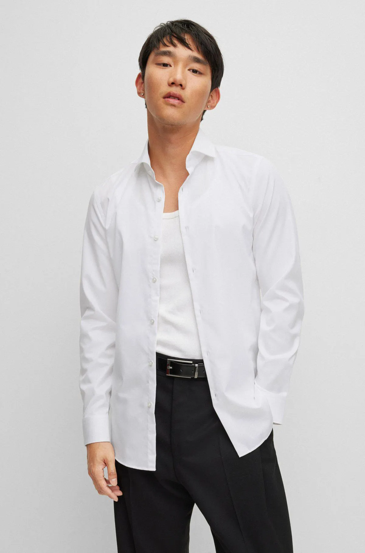 Camisa slim fit en sarga de algodón de planchado fácil