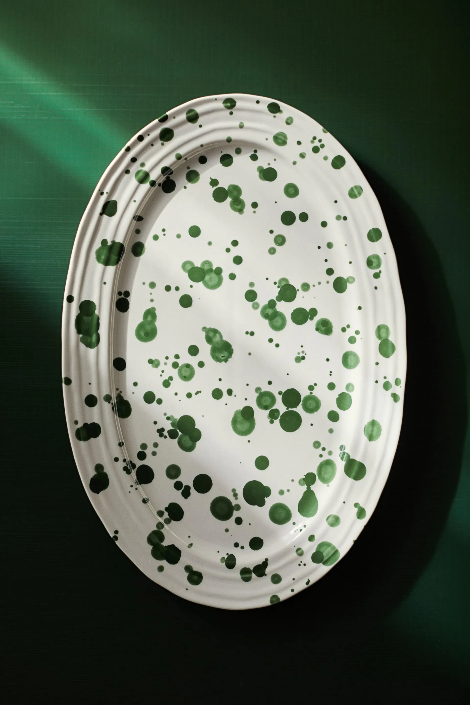 Fuente de gres con esmalte moteado