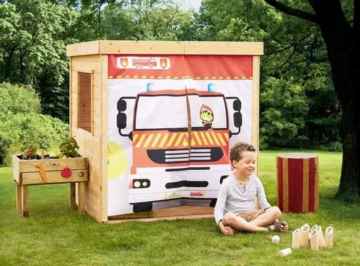 Caseta madera niños con decoración bomberos