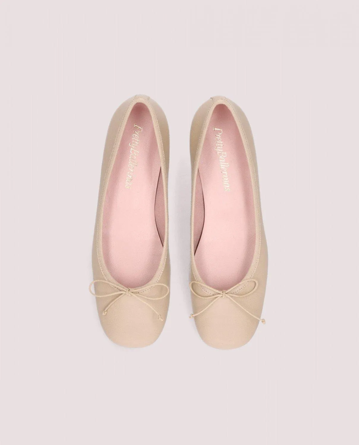 Bailarina modelo Jean en napa suave beige con tacón de 1cm, suela de goma, plantilla y forro de piel.