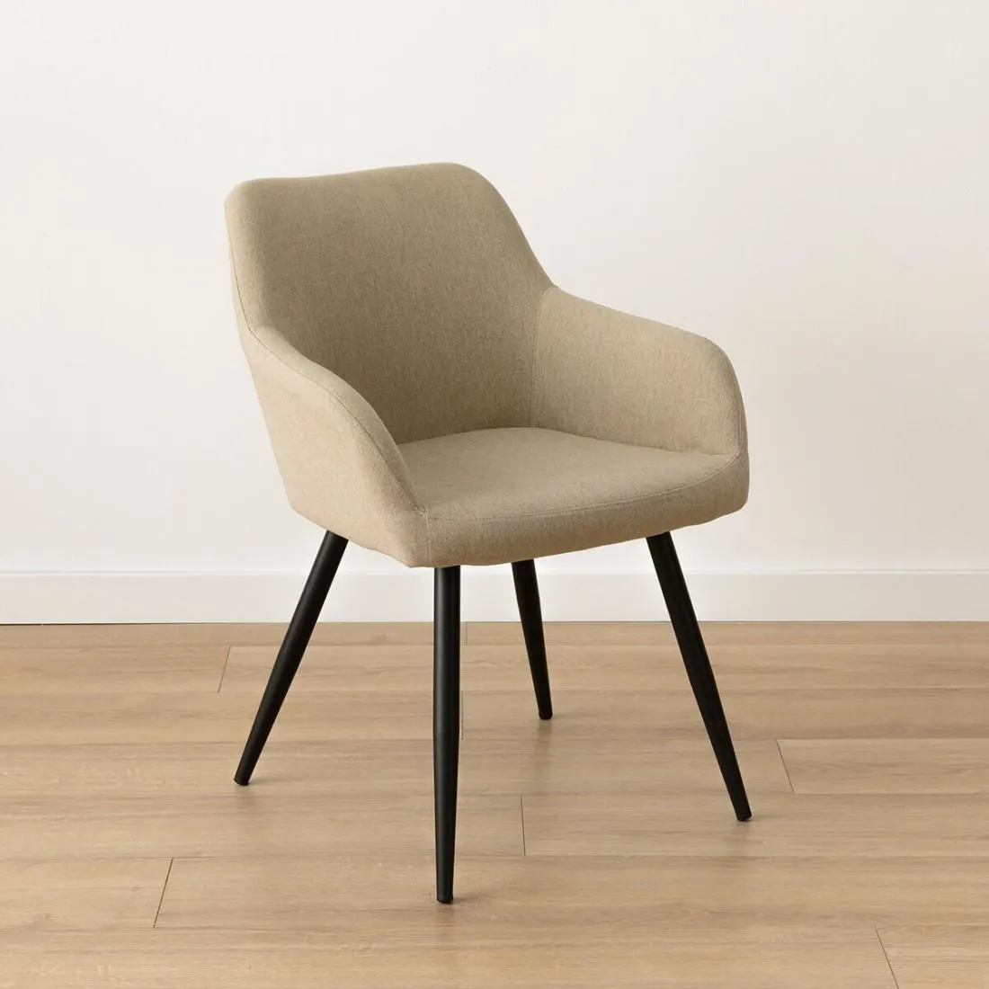 Silla tapizada beige patas negras
