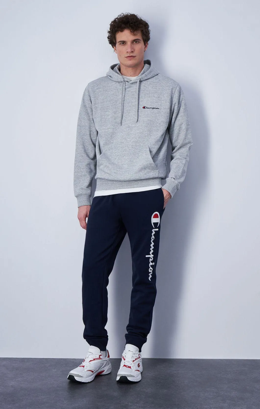 Joggers con pernera bordada