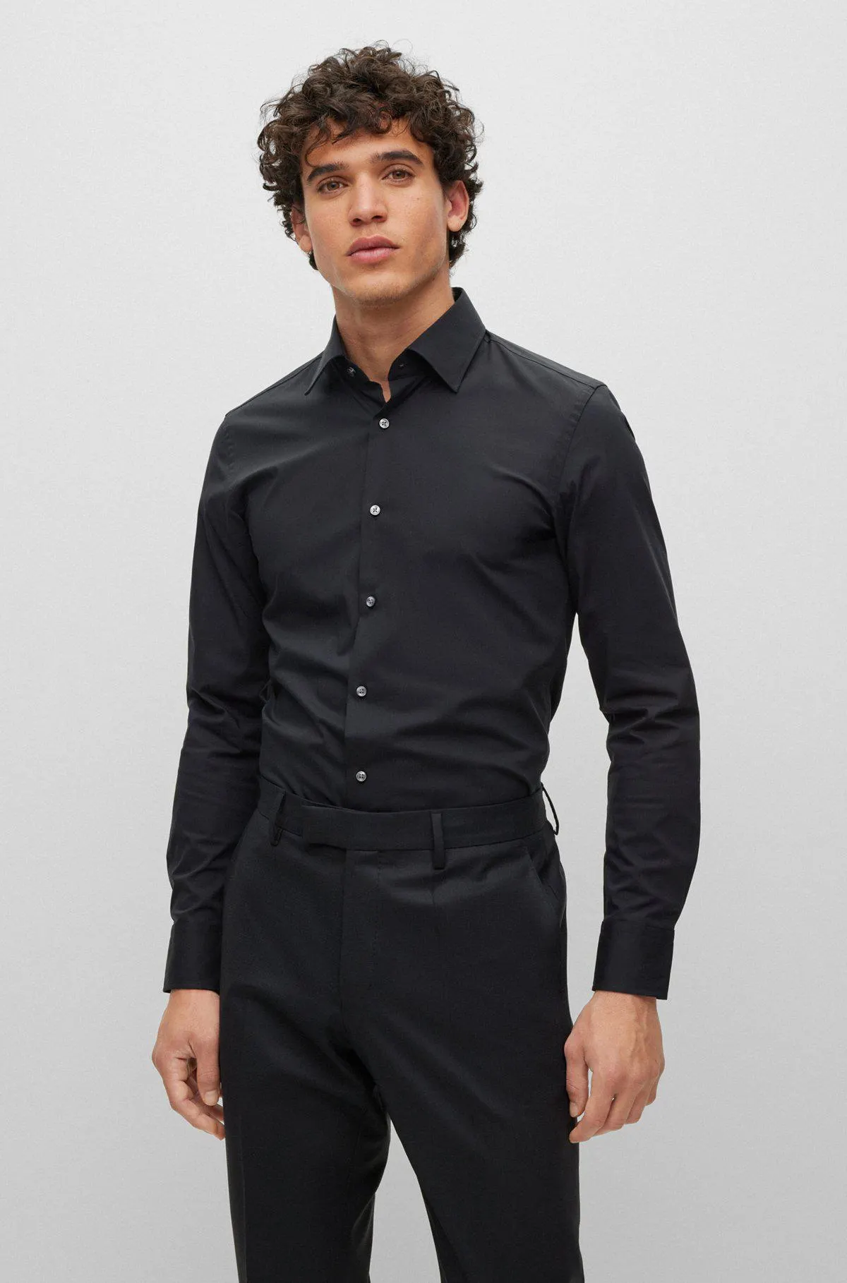 Camisa slim fit en popelín de algodón elástico de planchado fácil
