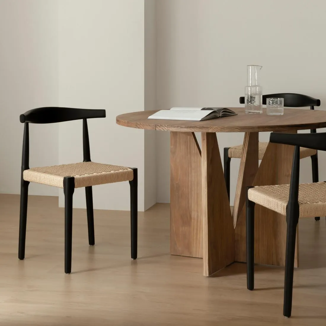 Silla de madera maciza negra y cuerda natural