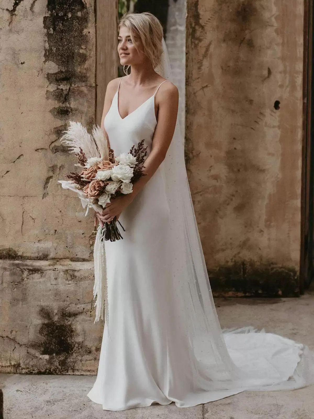 Vestido de novia informal blanco simple con tren tubo con cuello en V tirantes finos vestidos de novia sin espalda sin mangas personalización gratuita