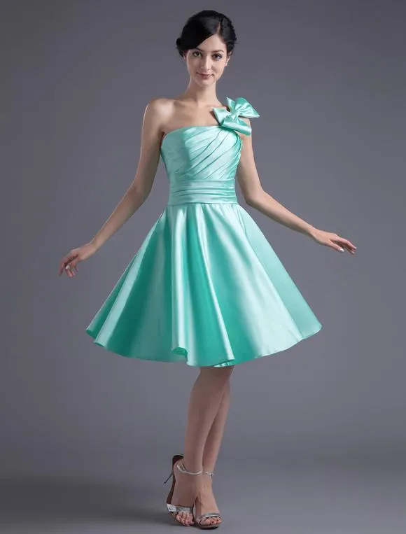 Vestido de damas de honor de satén de color verde salvia sin tirantes