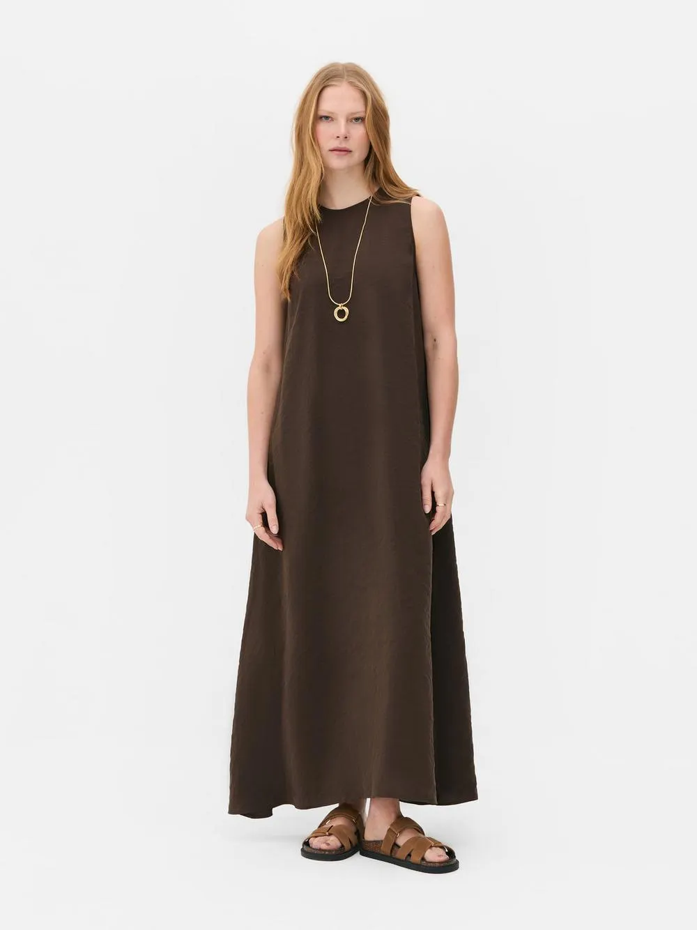 Vestido midi sin mangas de The Edit