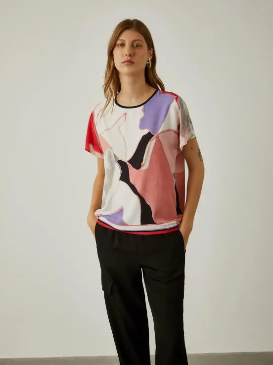 Blusa de manga corta con estampado abstracto.
