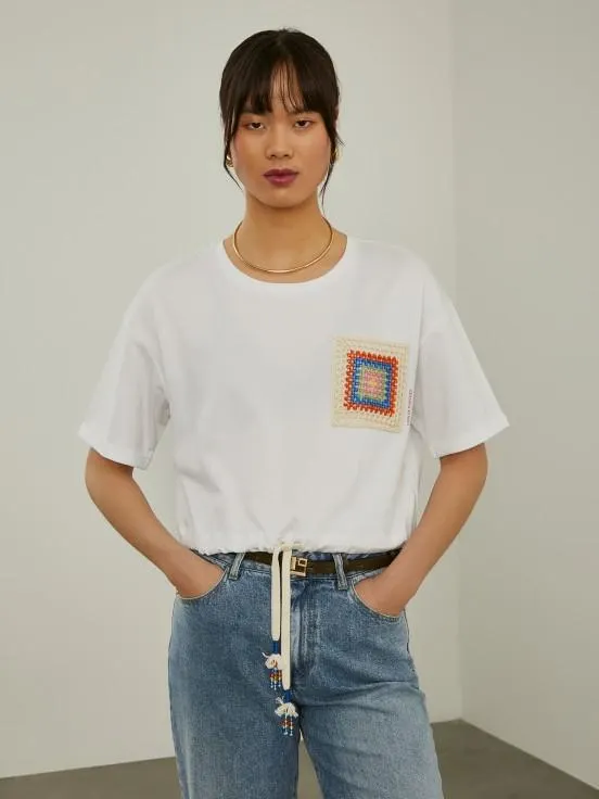 Camiseta cropped con bolsillo de crochet