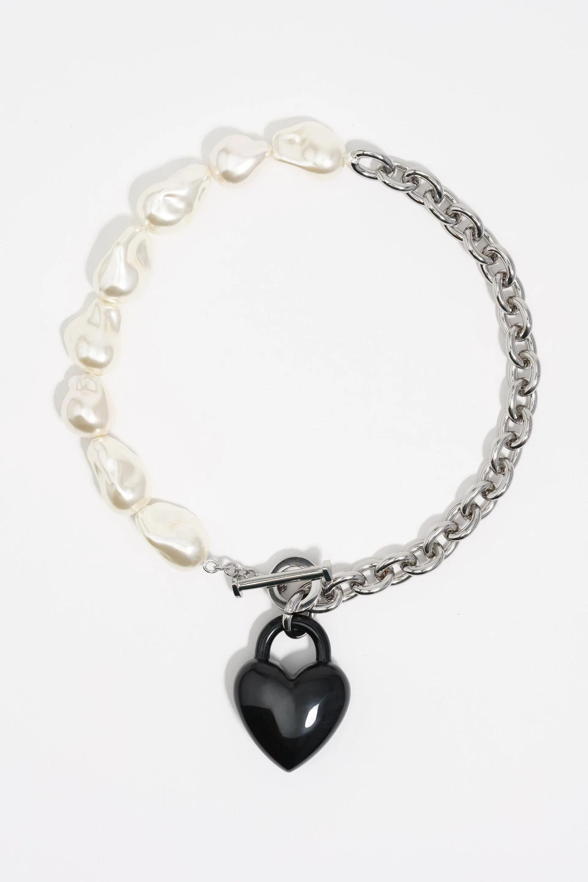 Collar perlas cadena y corazón candado negro