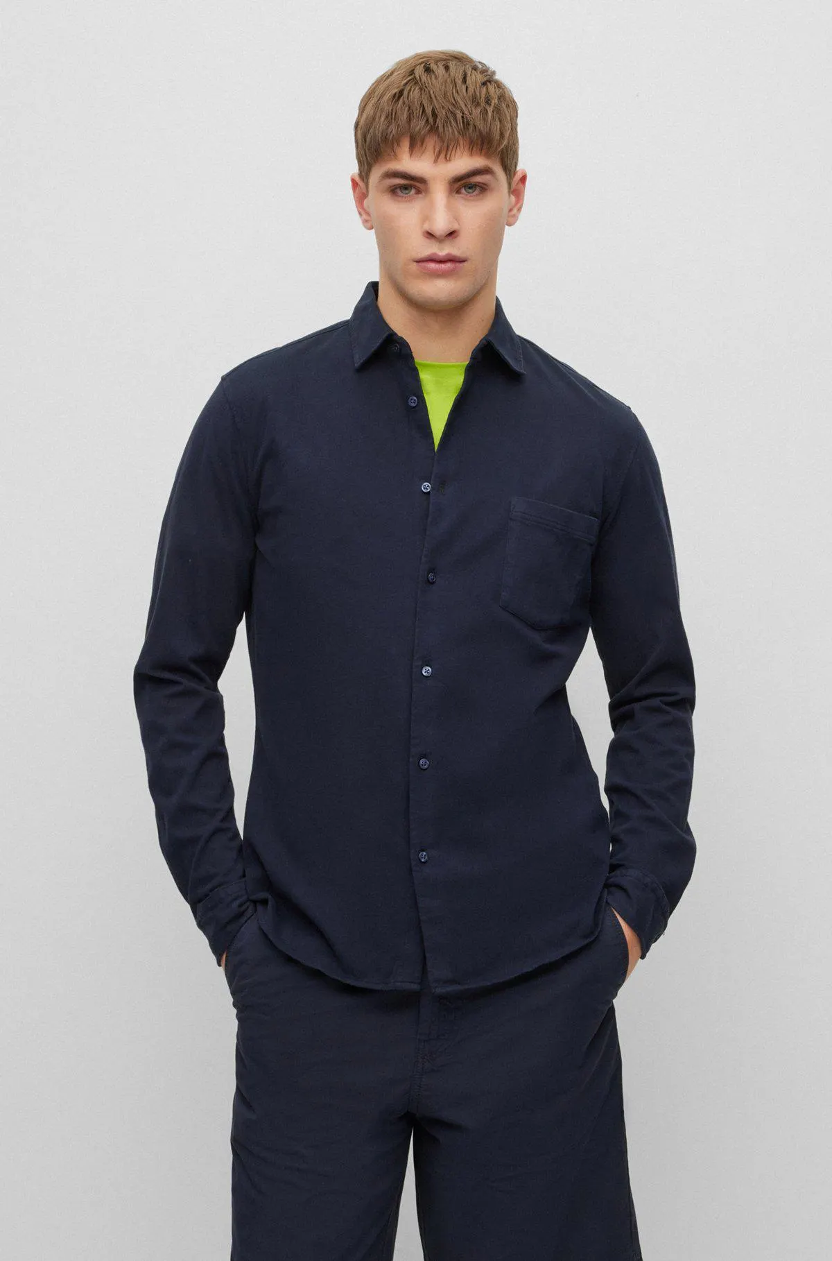 Camisa slim fit en punto de algodón teñido en prenda