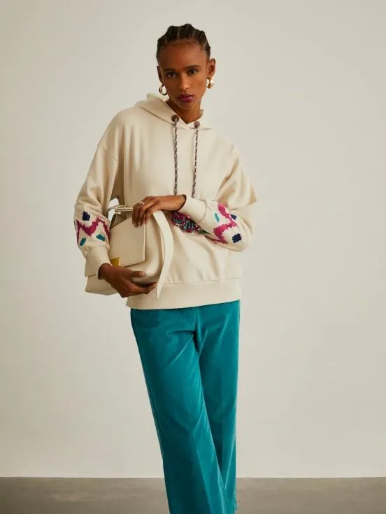 Jersey con capucha y bordado jacquard en las mangas