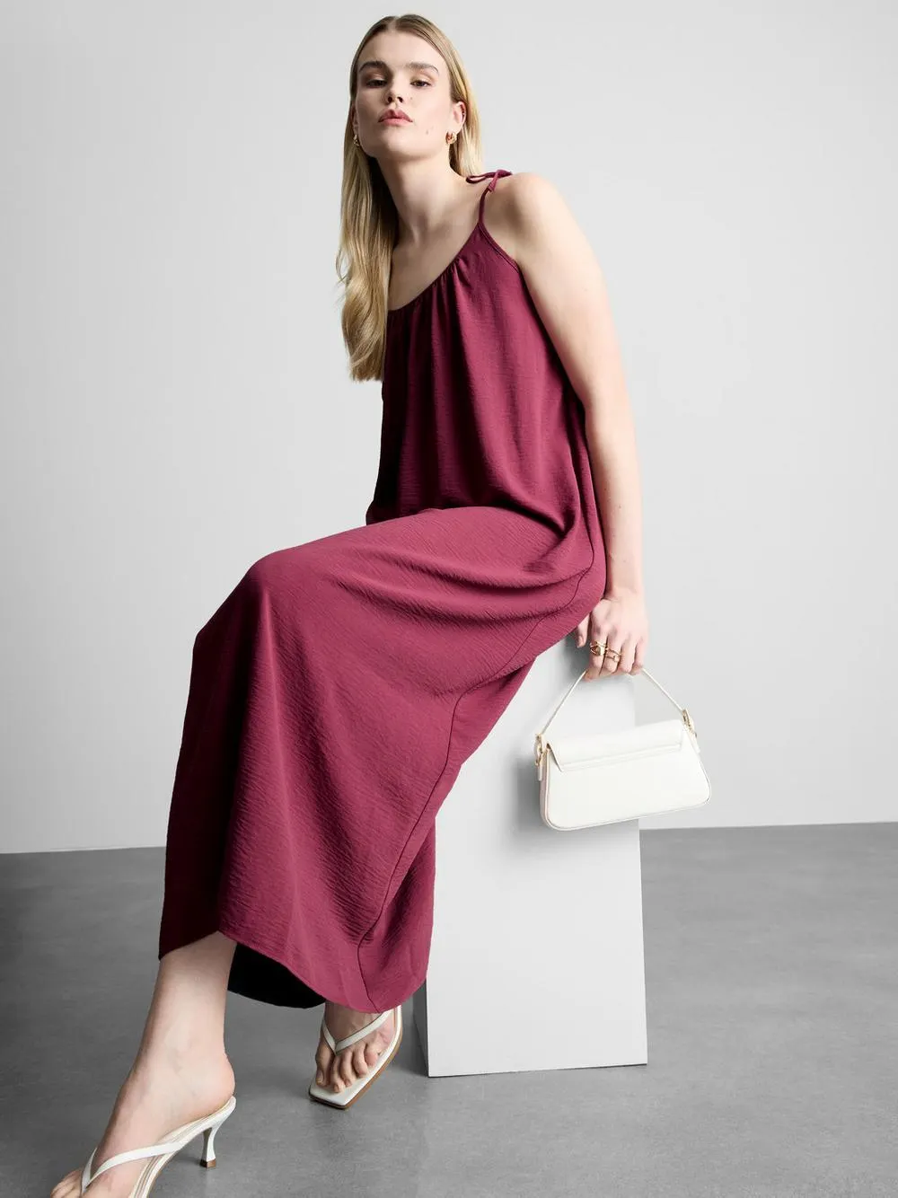 Vestido midi con tirantes