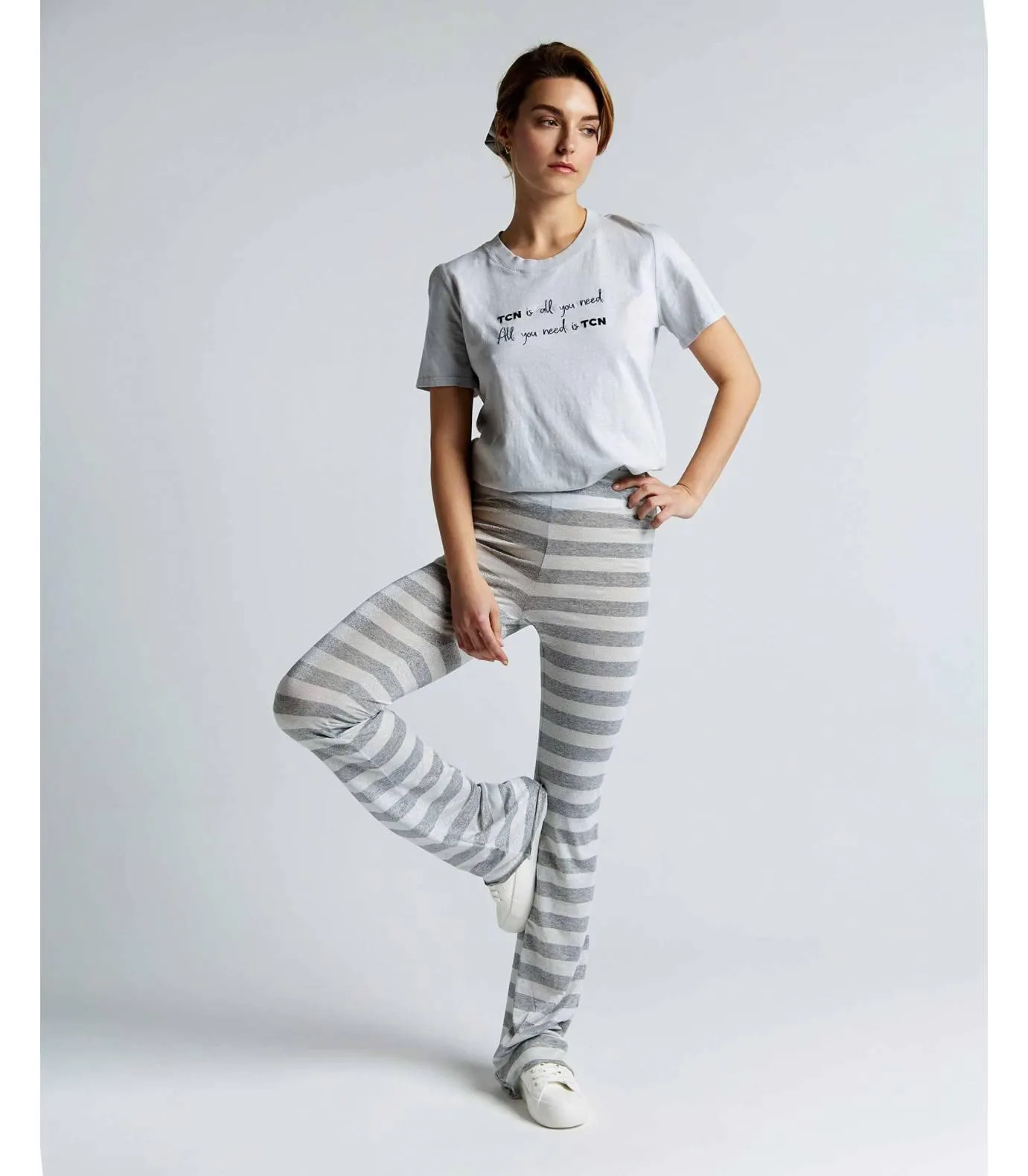 Pantalones largos con bajo acampanado color vigore