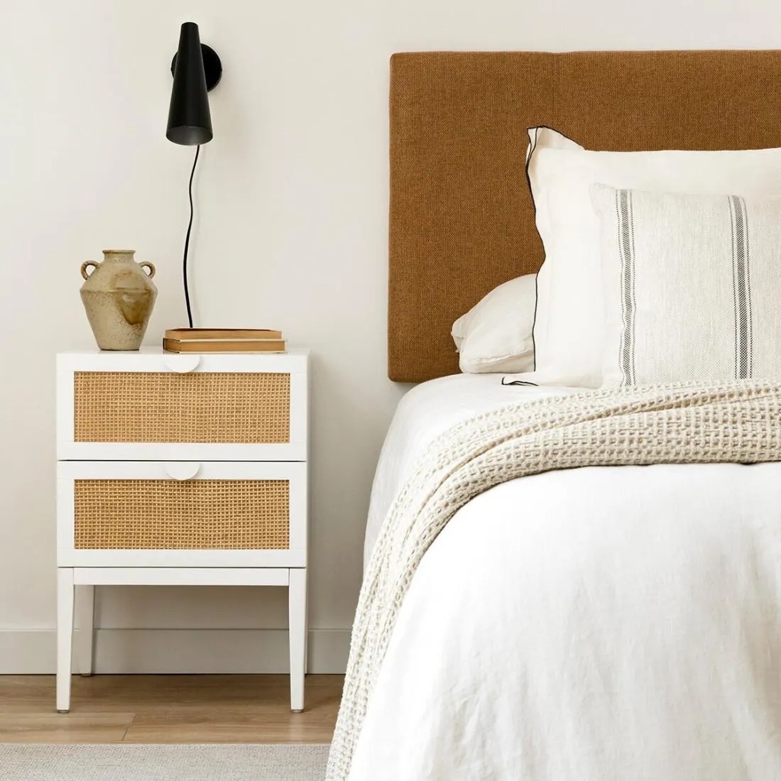 Mesita de noche blanca y ratán 2 cajones