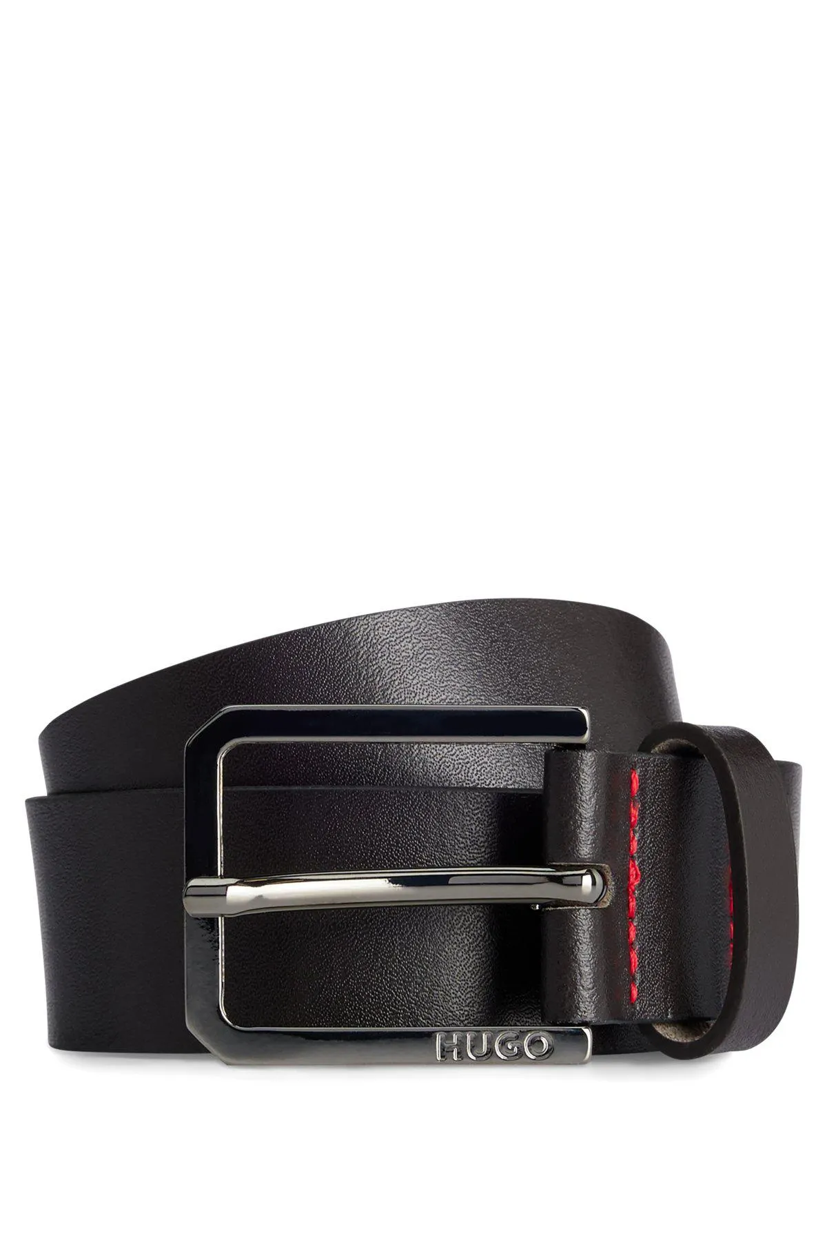 Cinturón de piel con costuras rojas y hebilla de la marca