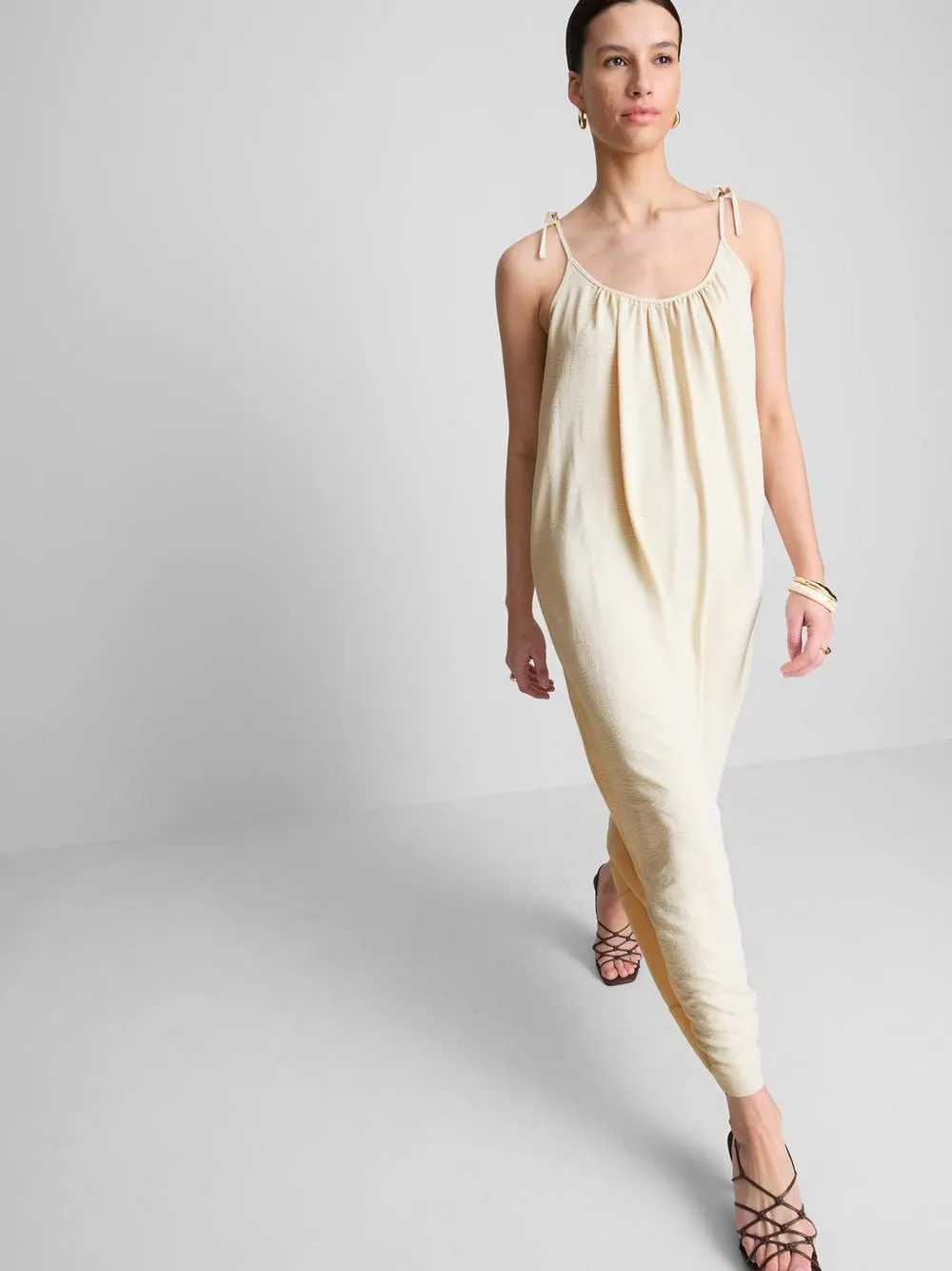 Vestido midi con tirantes