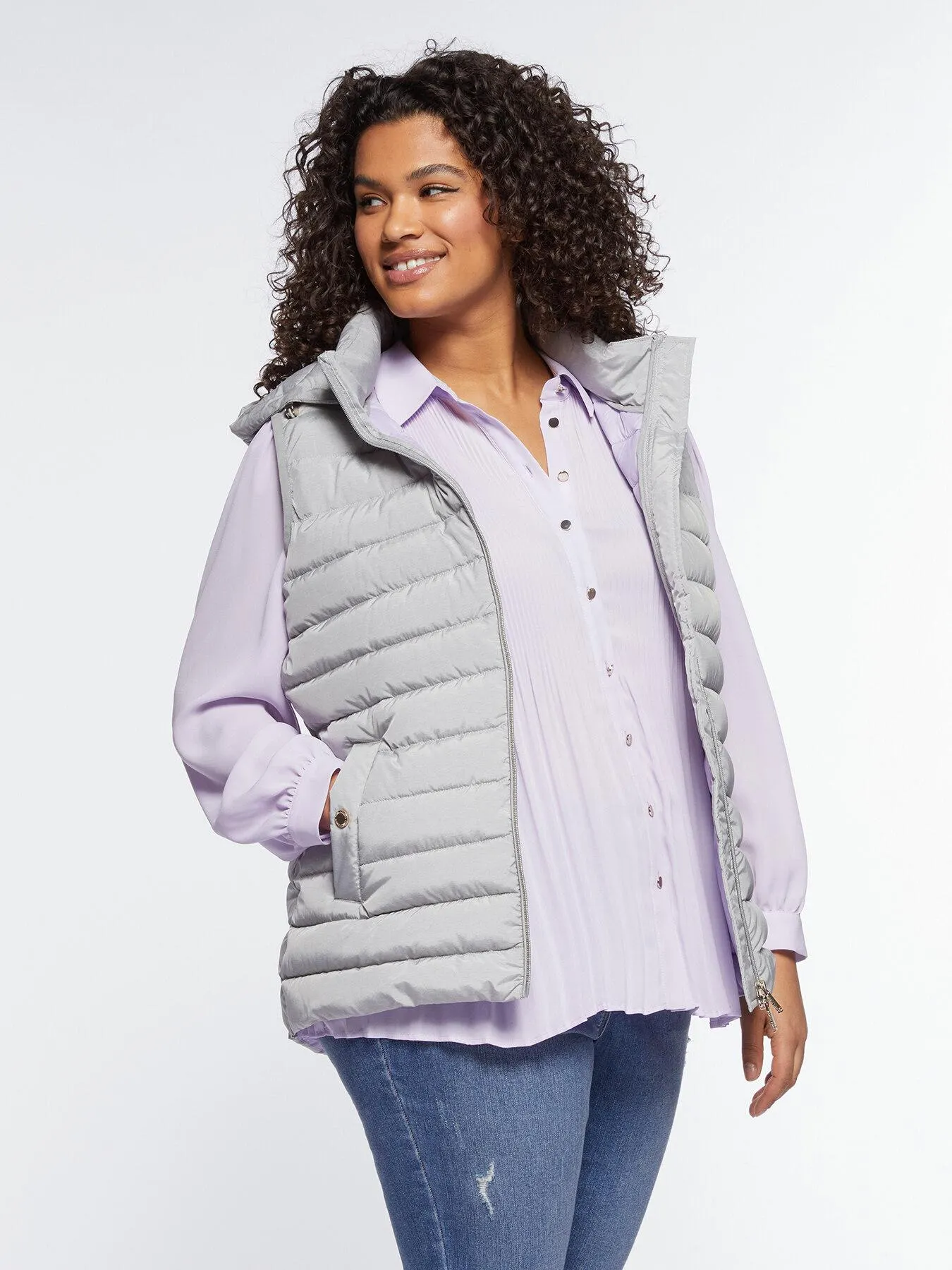 Plumífero sin mangas con capucha