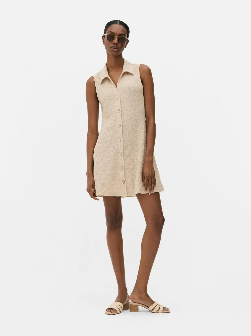 Vestido corto texturizado con cuello