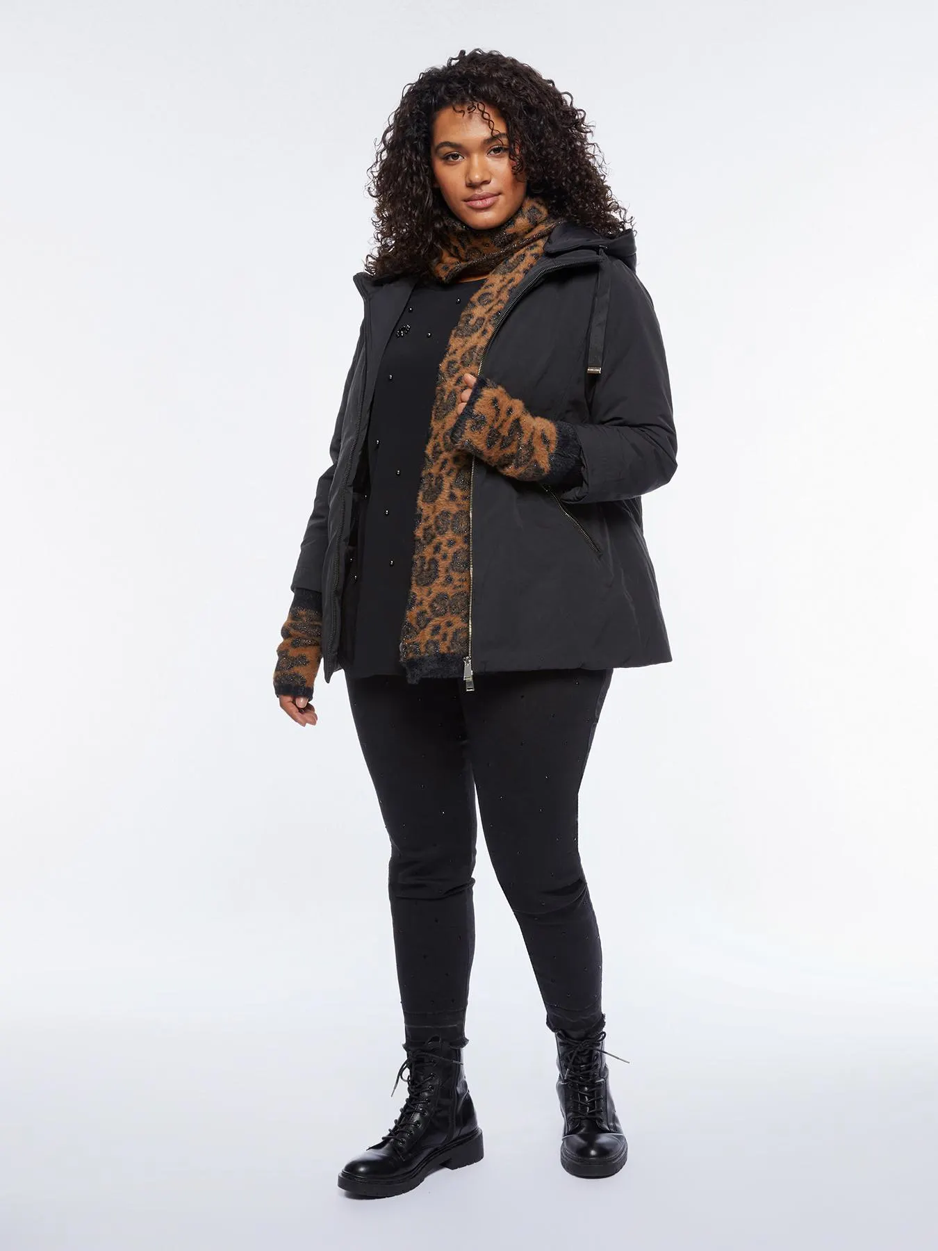 Plumífero con capucha y bordes de punto