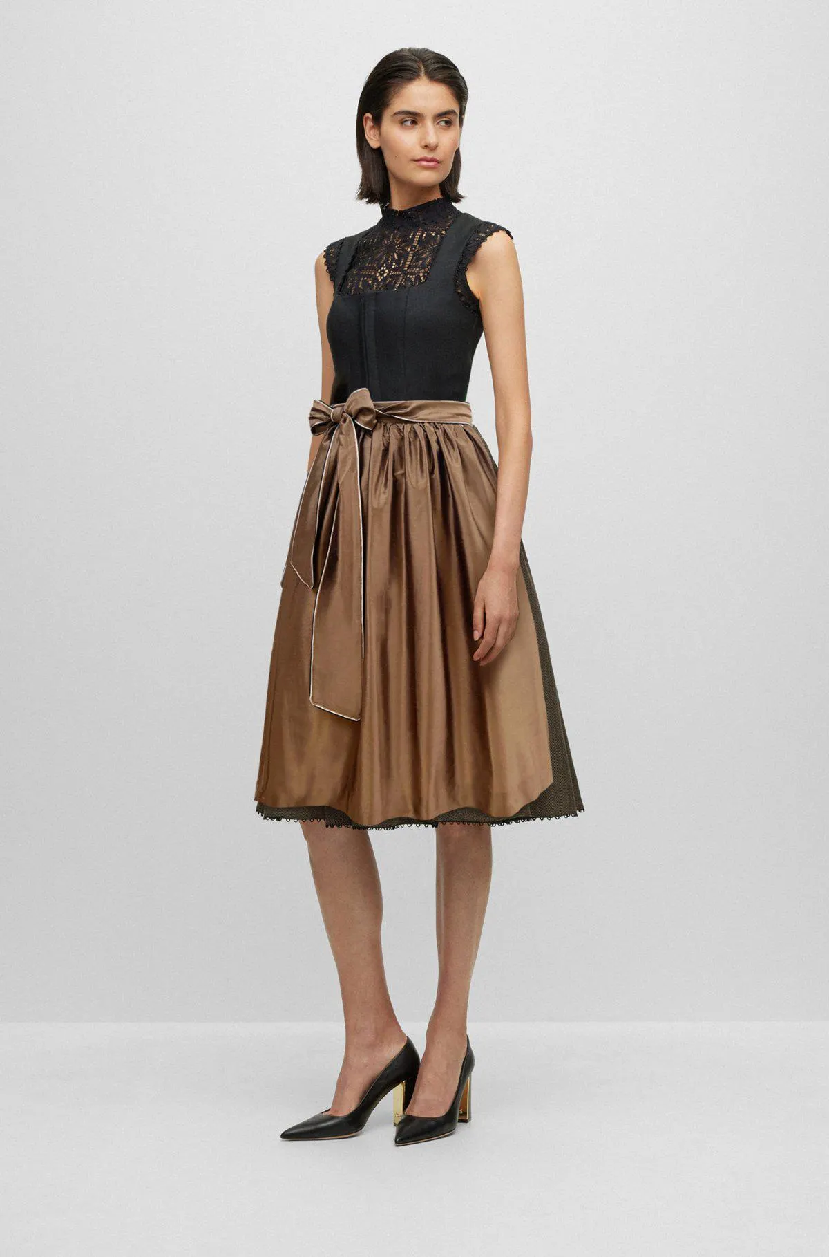 Vestido dirndl BOSS x Kinga Mathe com avental sedoso