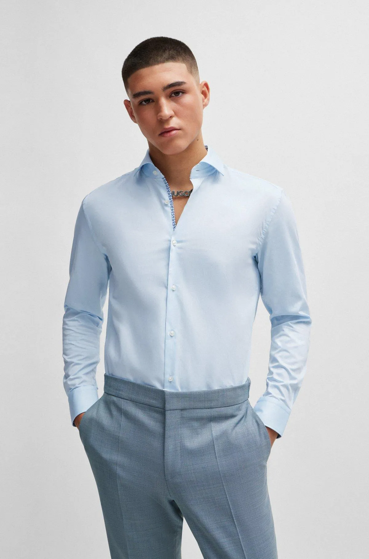 Camisa slim fit en sarga de algodón de planchado fácil