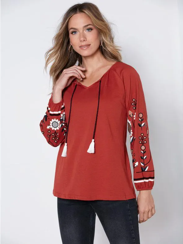 Camiseta escote caftán con estampado folk