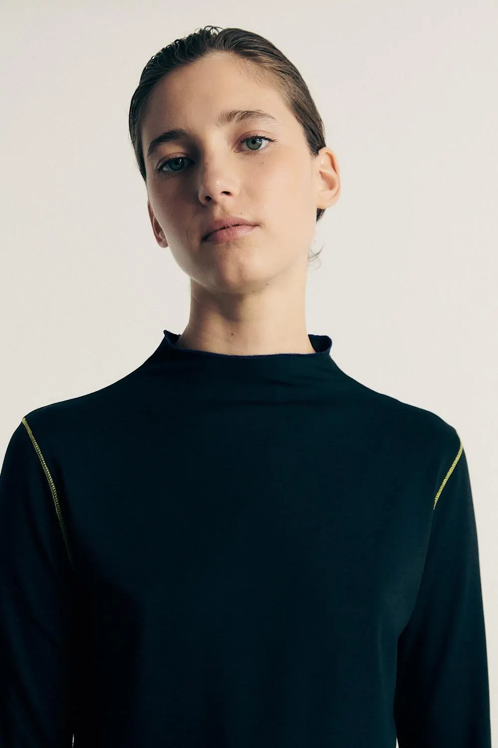 Camiseta cuello perkins con acabados overlock