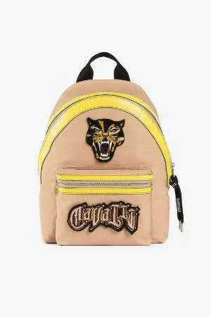 Mochila con parche de logotipo