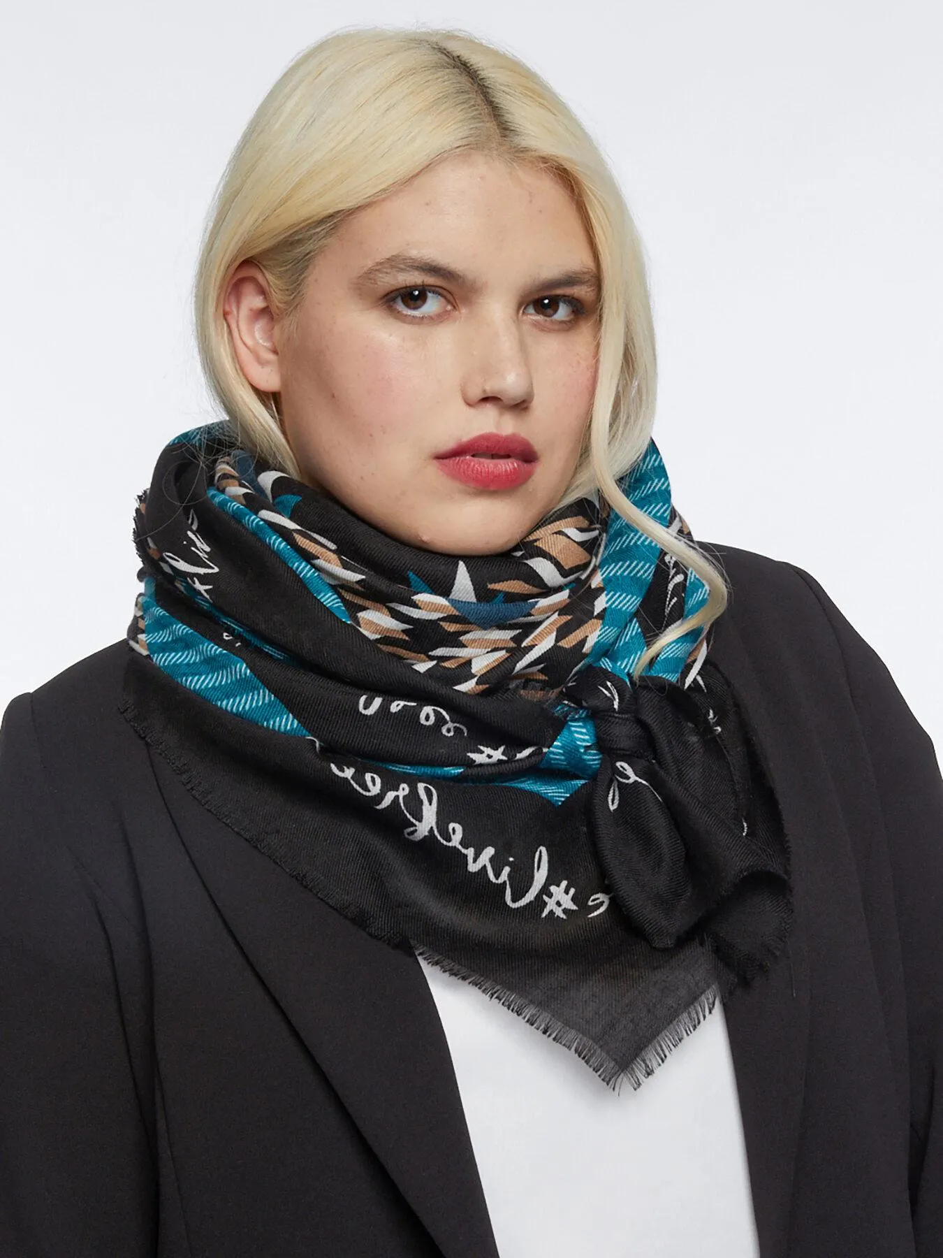 Fular con estampado y logotipos