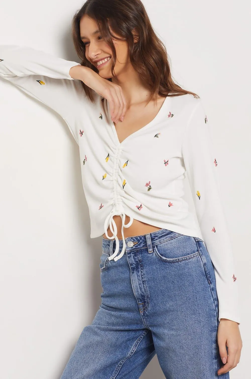 Camiseta manga larga, bordados florales