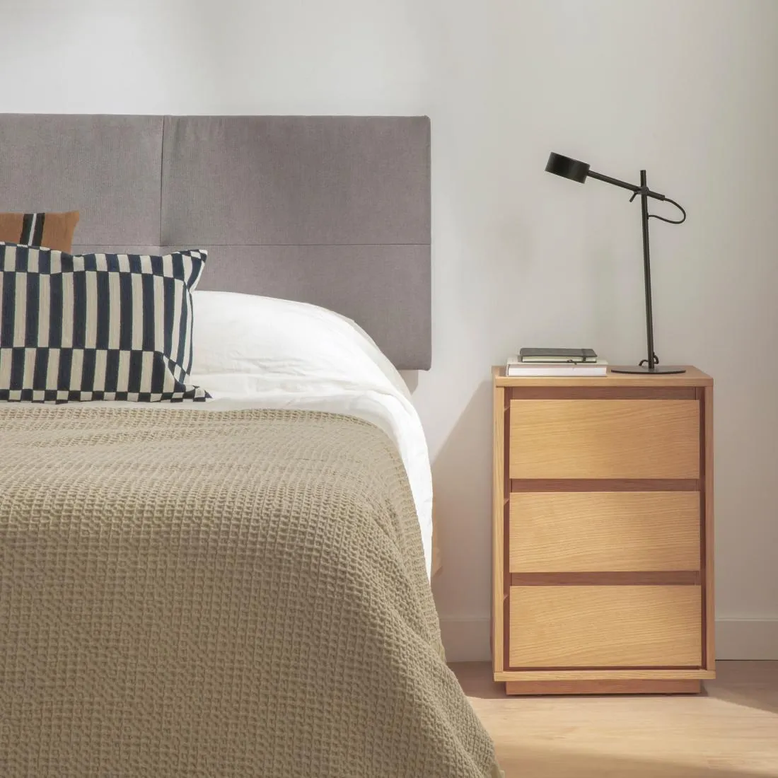 Mesita de noche de chapa de roble 3 cajones