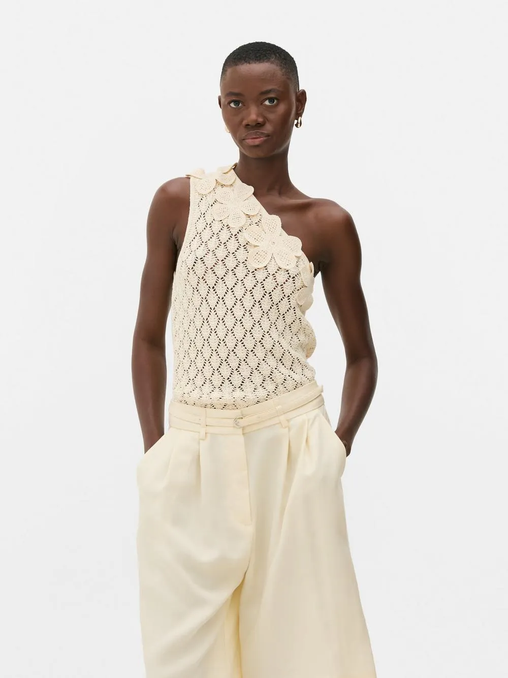 Top de crochet floral asimétrico