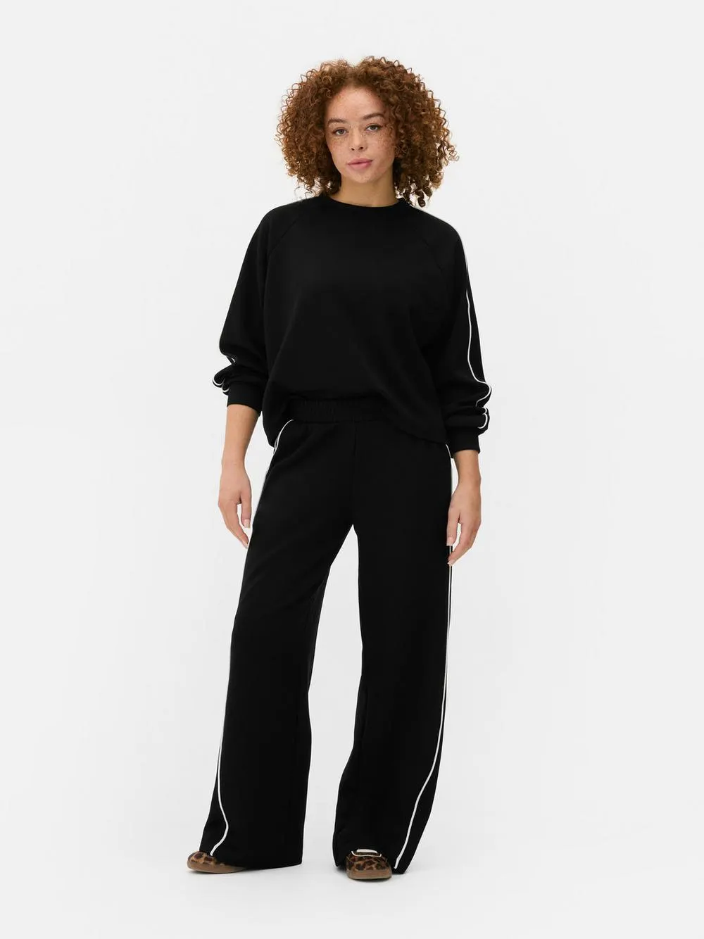 Felpa sportiva oversize bordi tubolari sulla manica