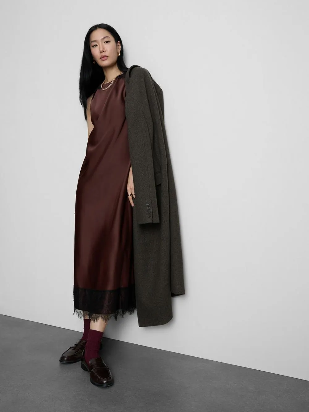 Vestido largo de satén sin mangas de The Edit