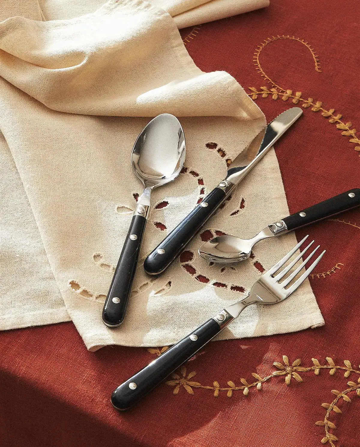 SET CUBIERTOS NEGRO (4 UNIDADES)