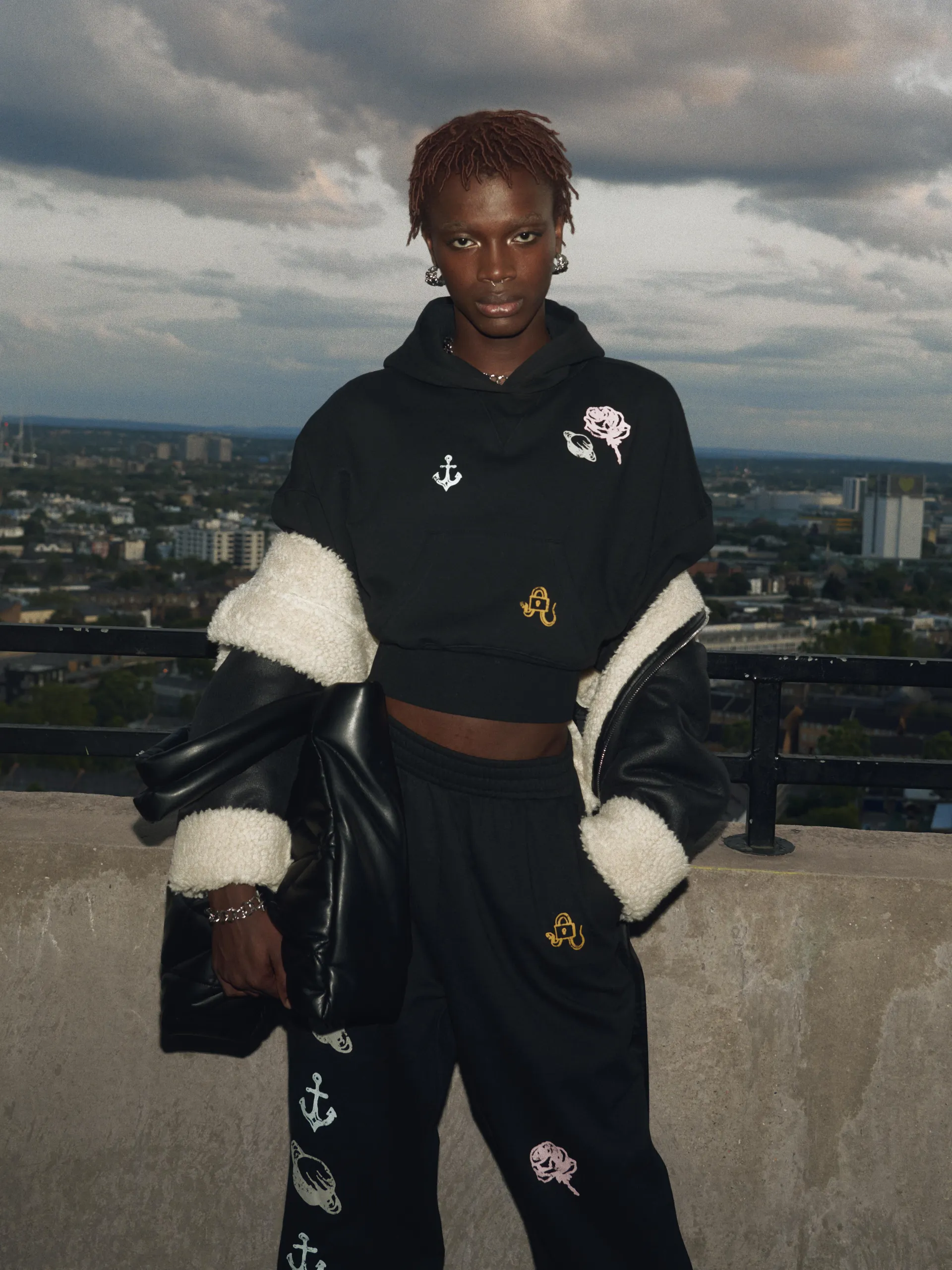 Felpa corta con cappuccio e illustrazioni Rita Ora