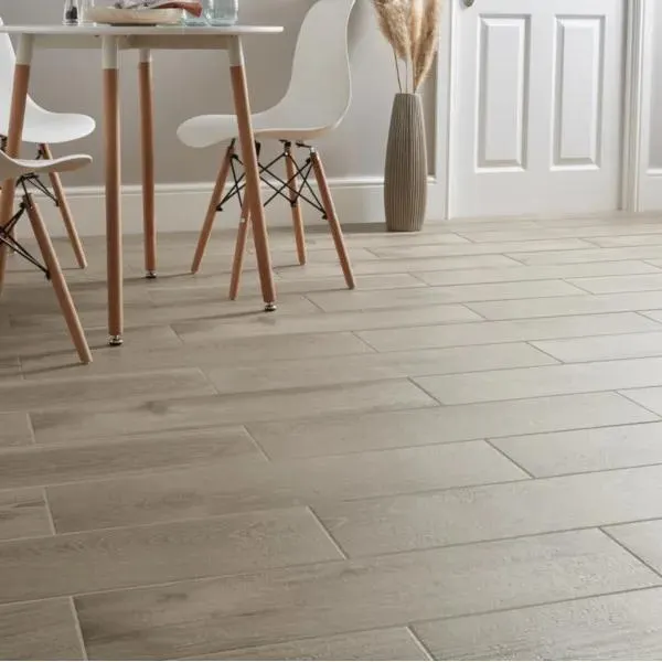 Pavimento porcelánico pine greige C1 20 x 80 cm