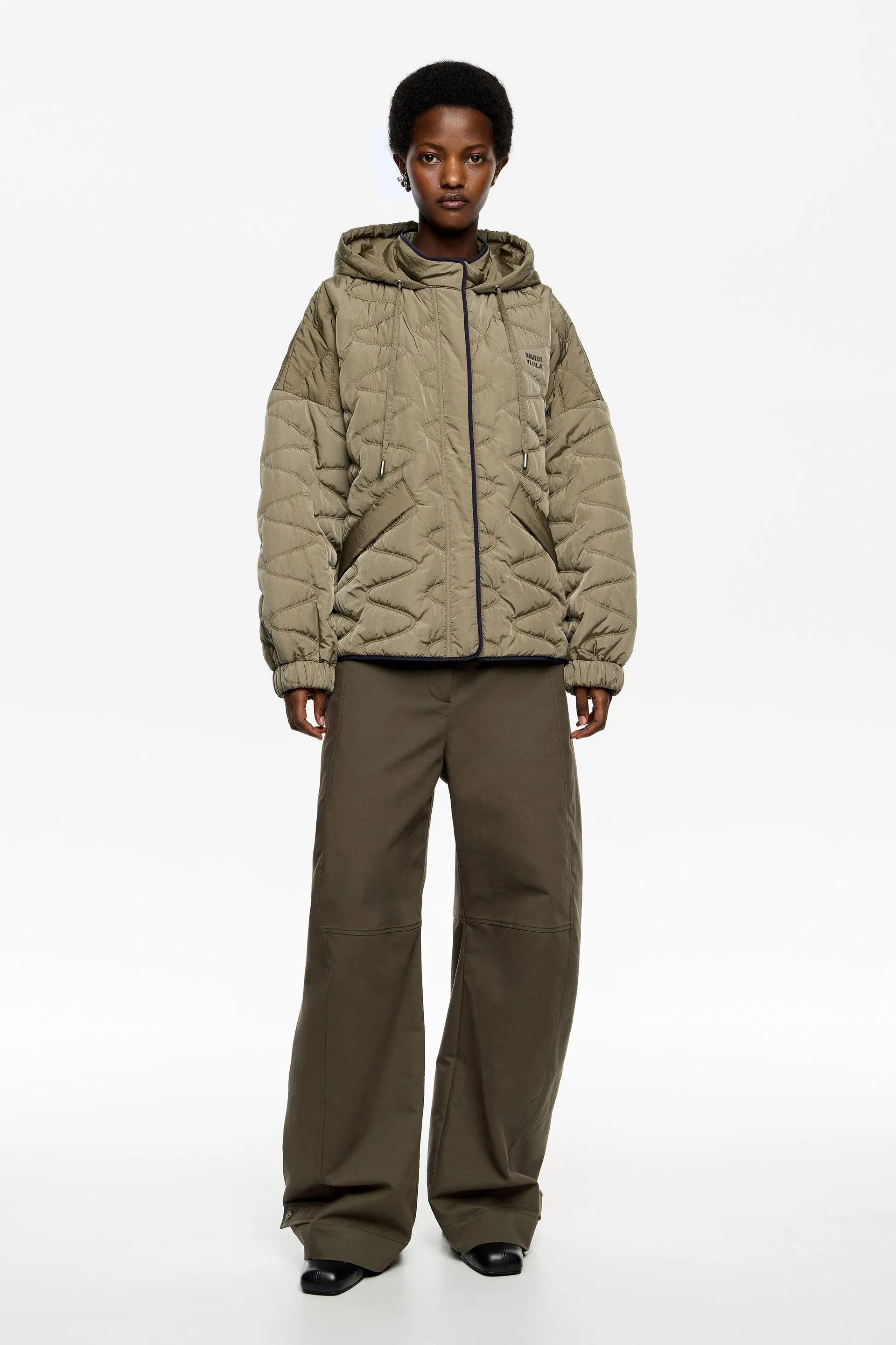 Chaquetón corto acolchado con capucha caqui claro