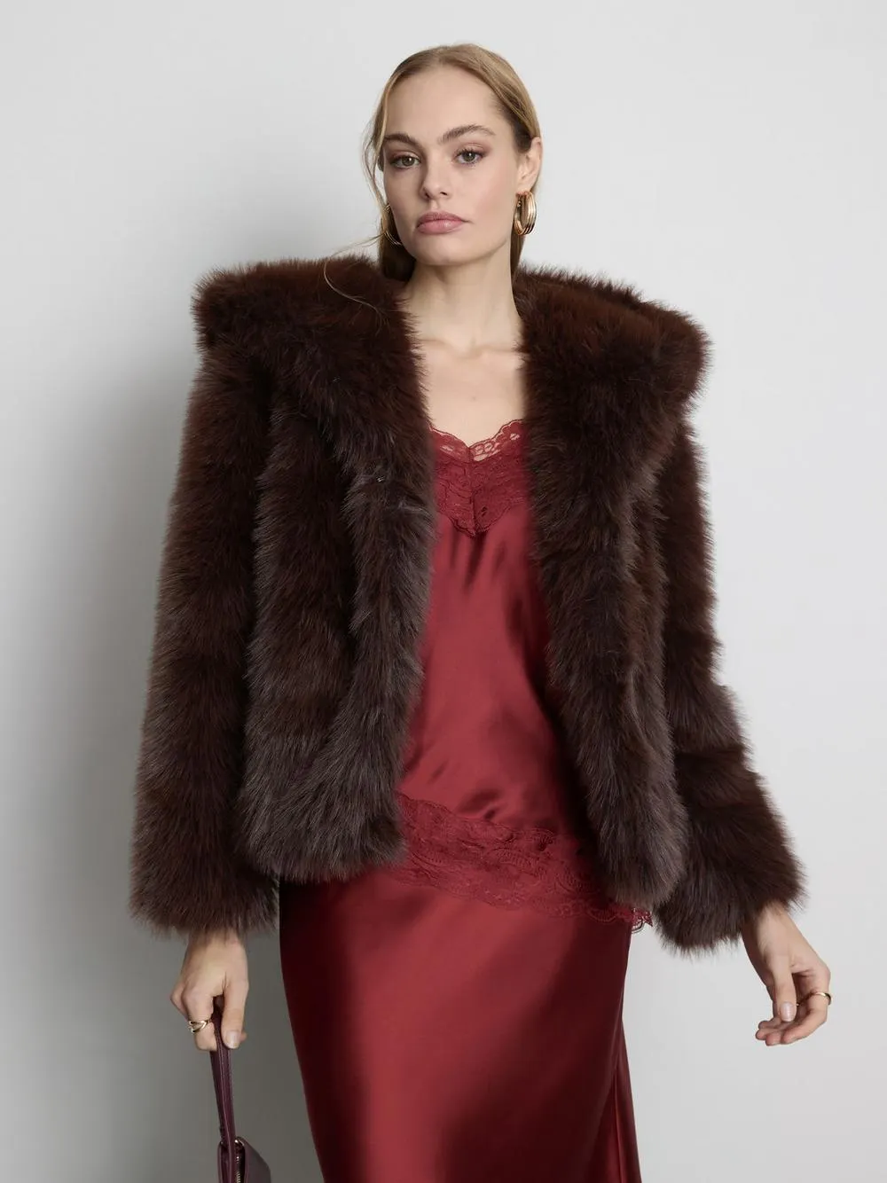 Lujosa chaqueta de pelo sintético con capucha