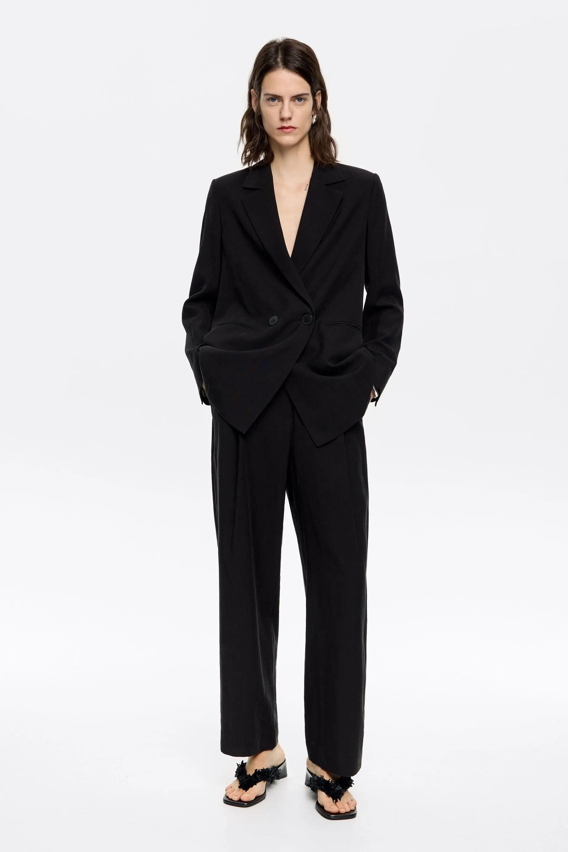 Pantalón pinzas tobillero negro