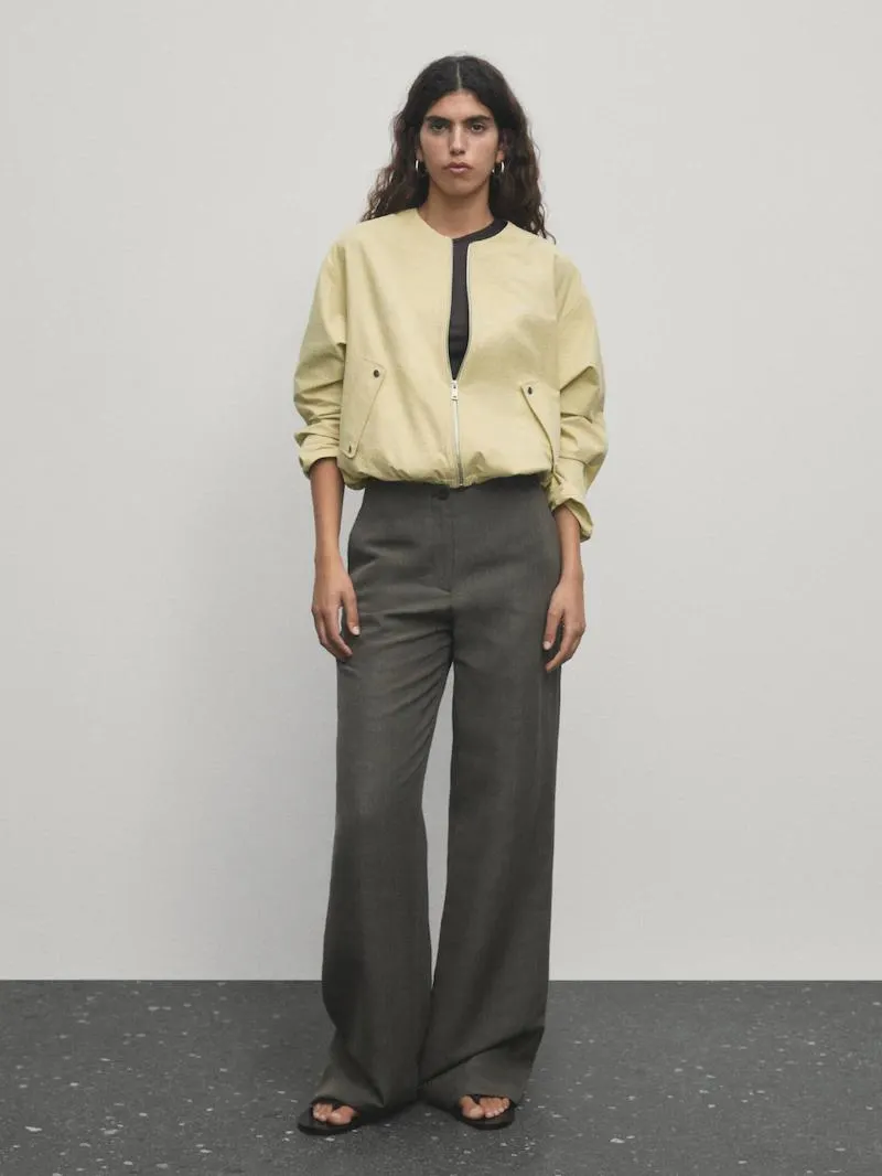 Bunda s kulatým výstřihem s kapsami na patenty