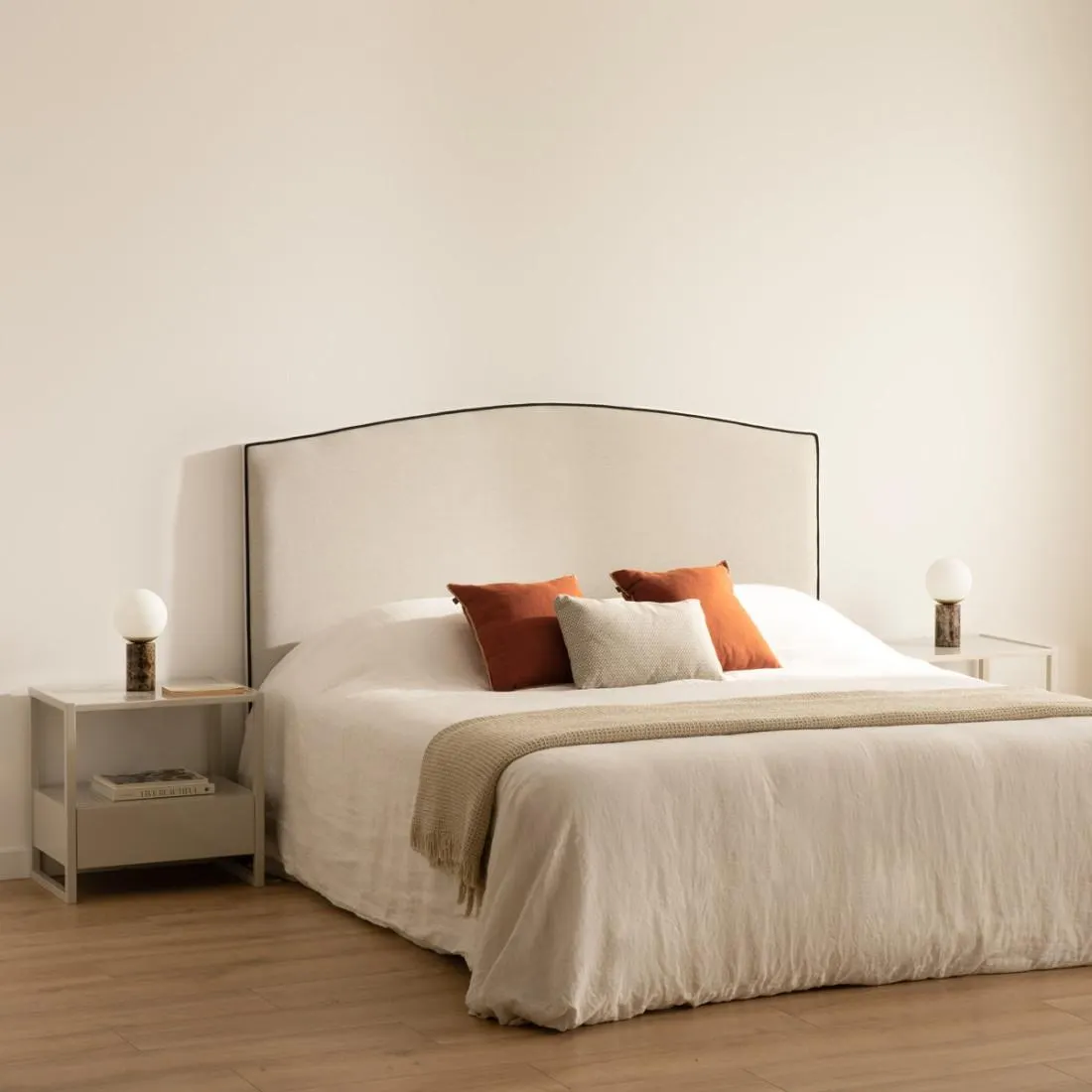 Cabecero tapizado 180 beige ribete negro