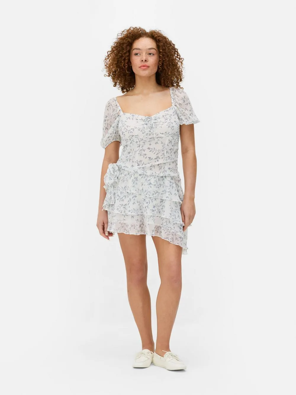 Chiffon-Minikleid mit Rüschen