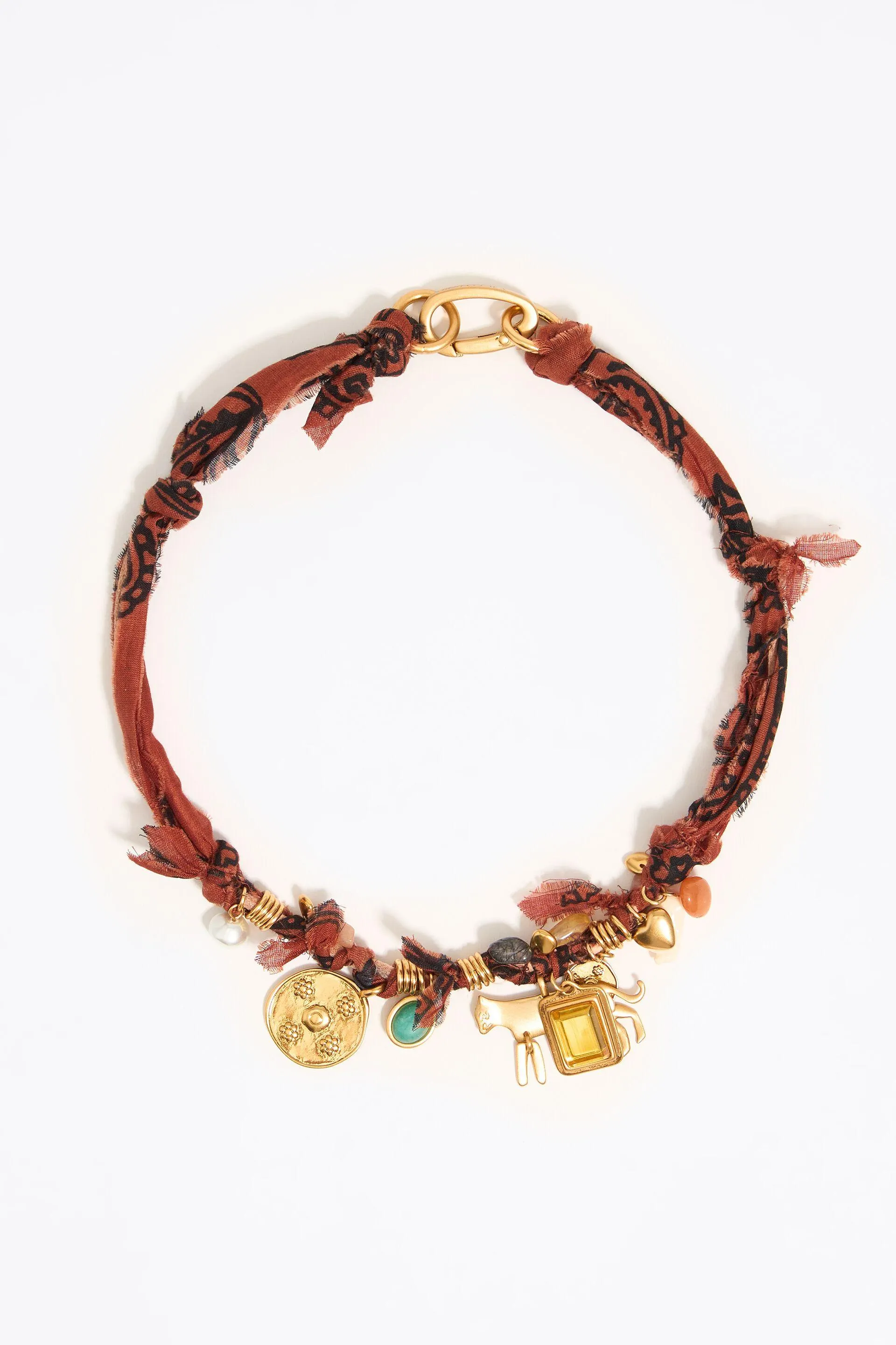 Collar tejido trenzado con motivos metal dorado