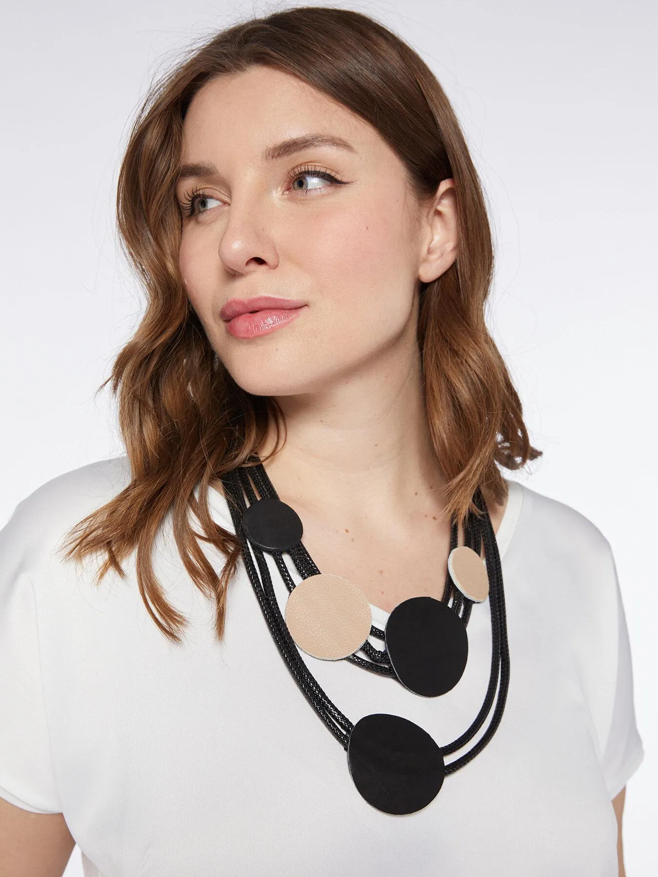 Collar con colgantes redondos