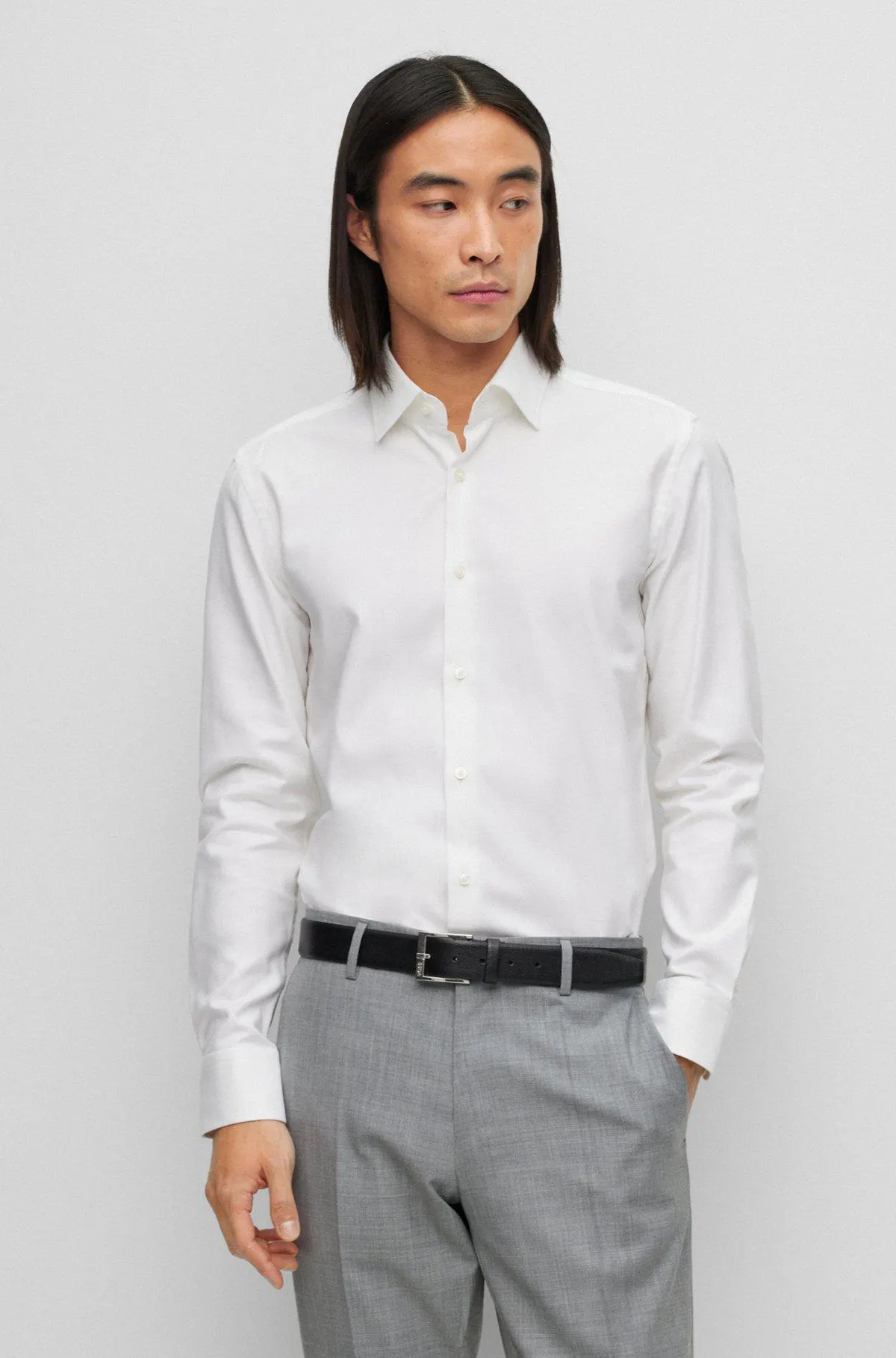 Camisa slim fit en sarga de algodón elástico de planchado fácil