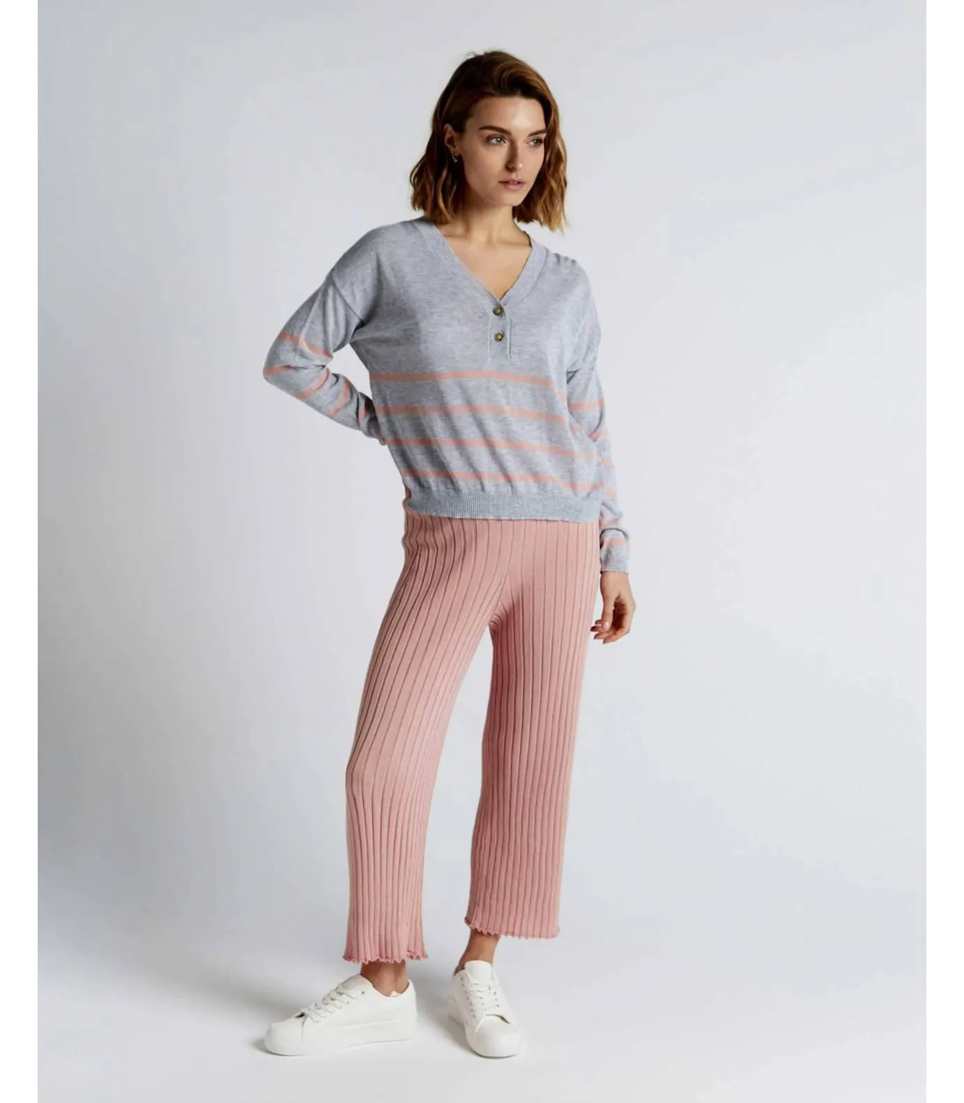 Pantalones tobilleros de canalé color nude