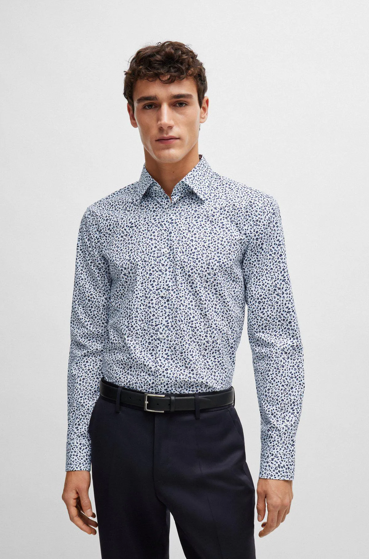 Camisa slim fit de popelín de algodón elástico con estampado floral